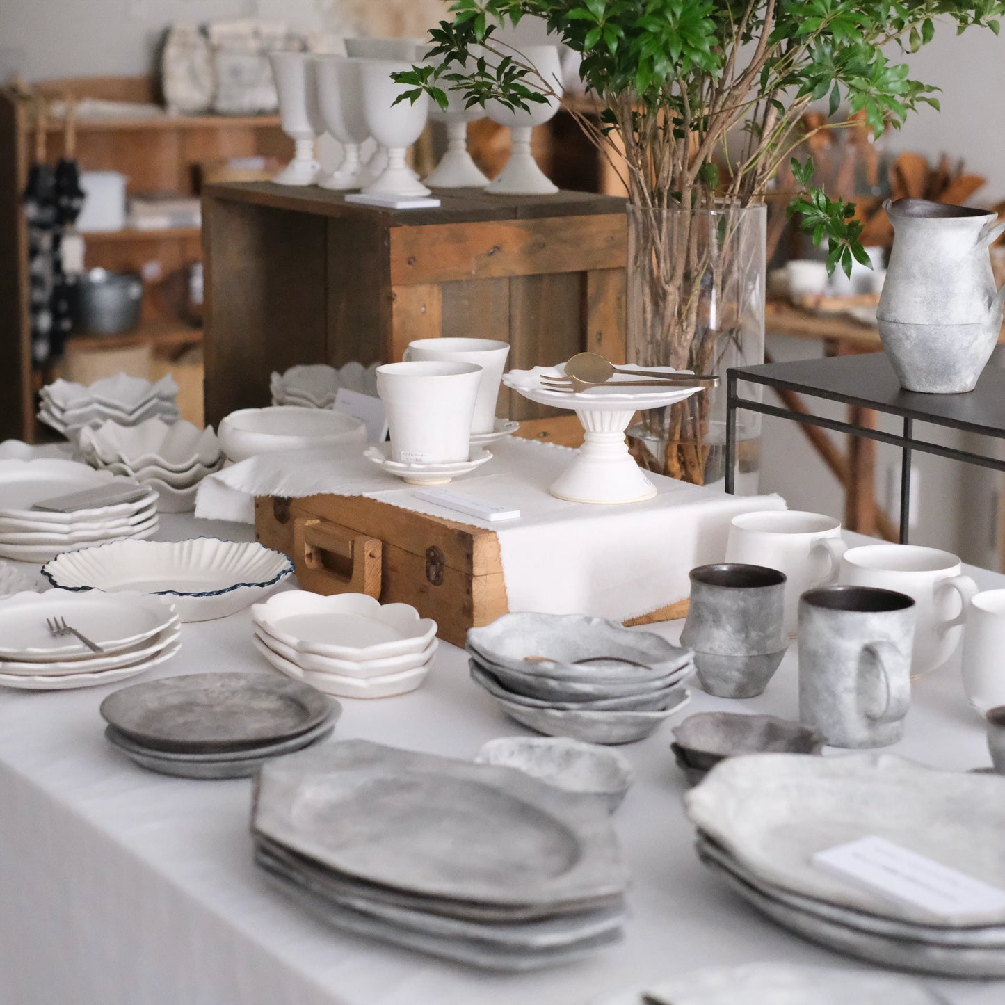 店頭ではコノヒノ道具店二周年【ひらく春】を開催中