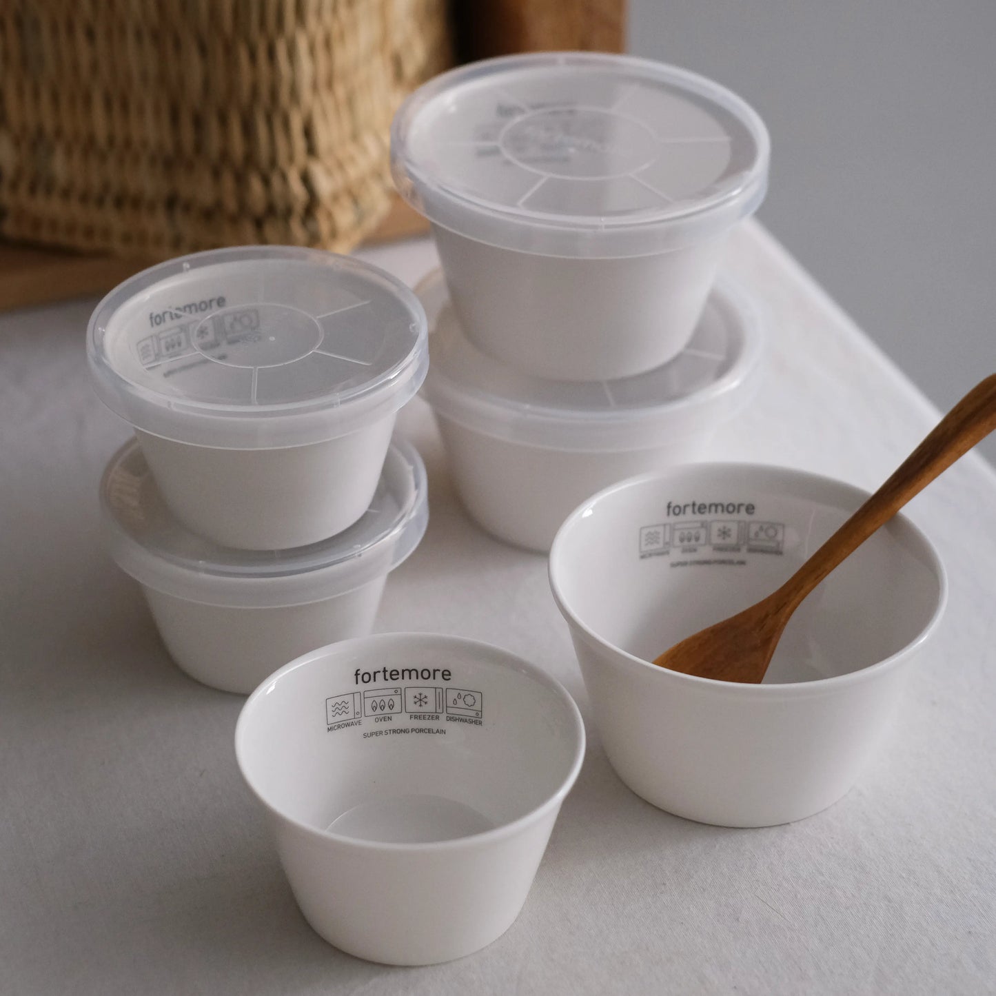 毎日の食卓に静かな美しさを添える、白のシンプルな蓋付きココット。