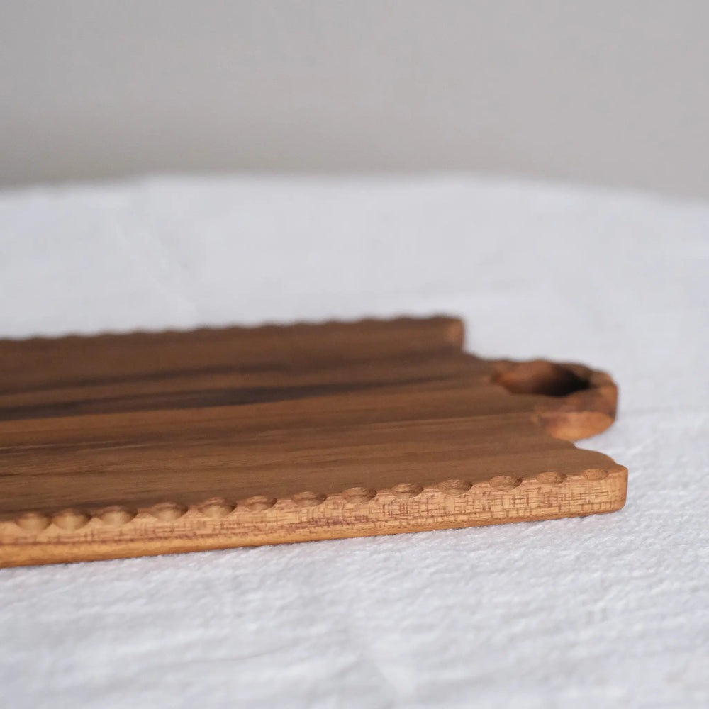
                  
                    D-shaped cutting board
                  
                