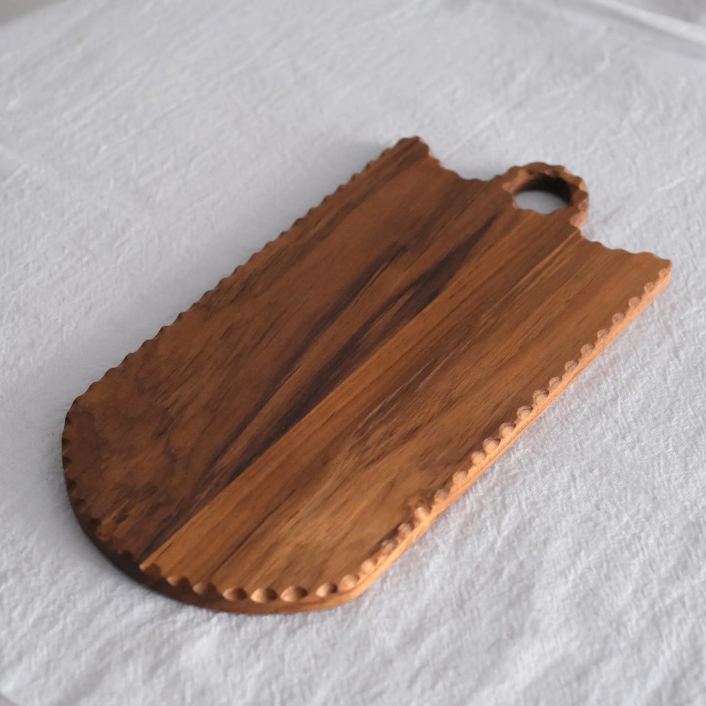 
                  
                    D-shaped cutting board
                  
                
