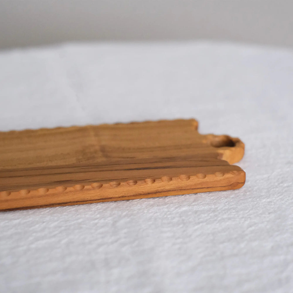 
                  
                    D-shaped cutting board
                  
                