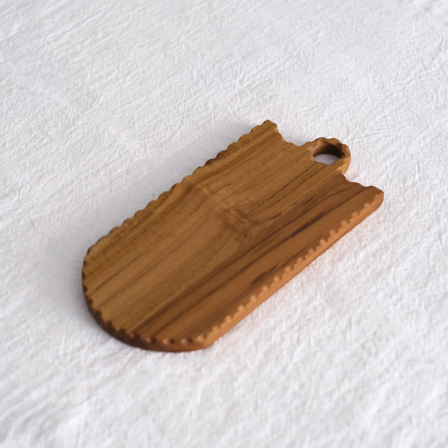 
                  
                    D-shaped cutting board
                  
                