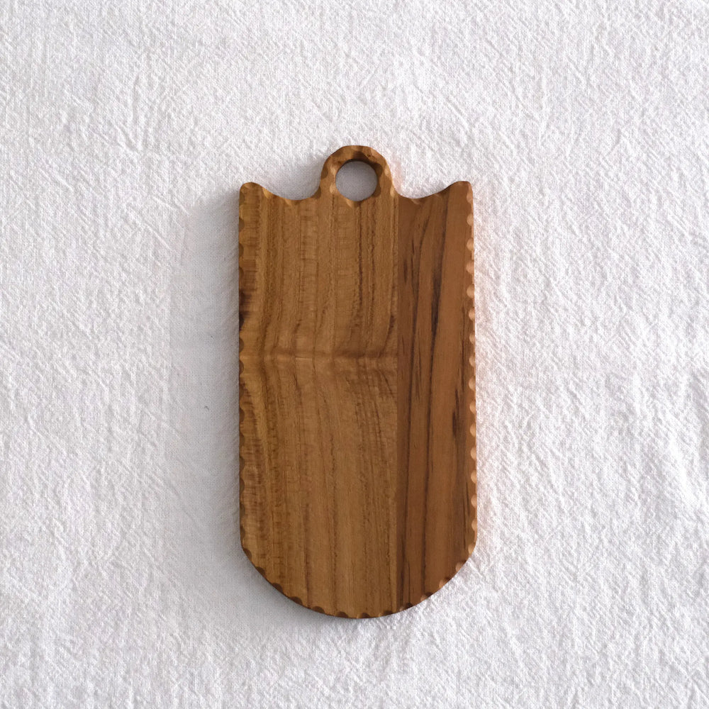 
                  
                    D-shaped cutting board
                  
                