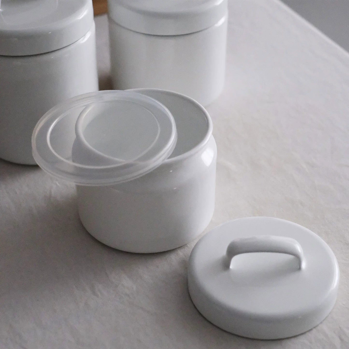 
                  
                    ホーローラウンドキャニスター
                  
                