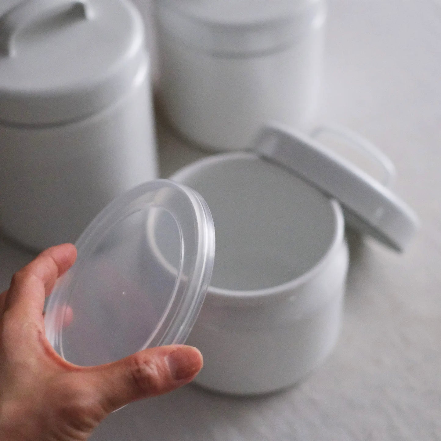 
                  
                    ホーローラウンドキャニスター
                  
                