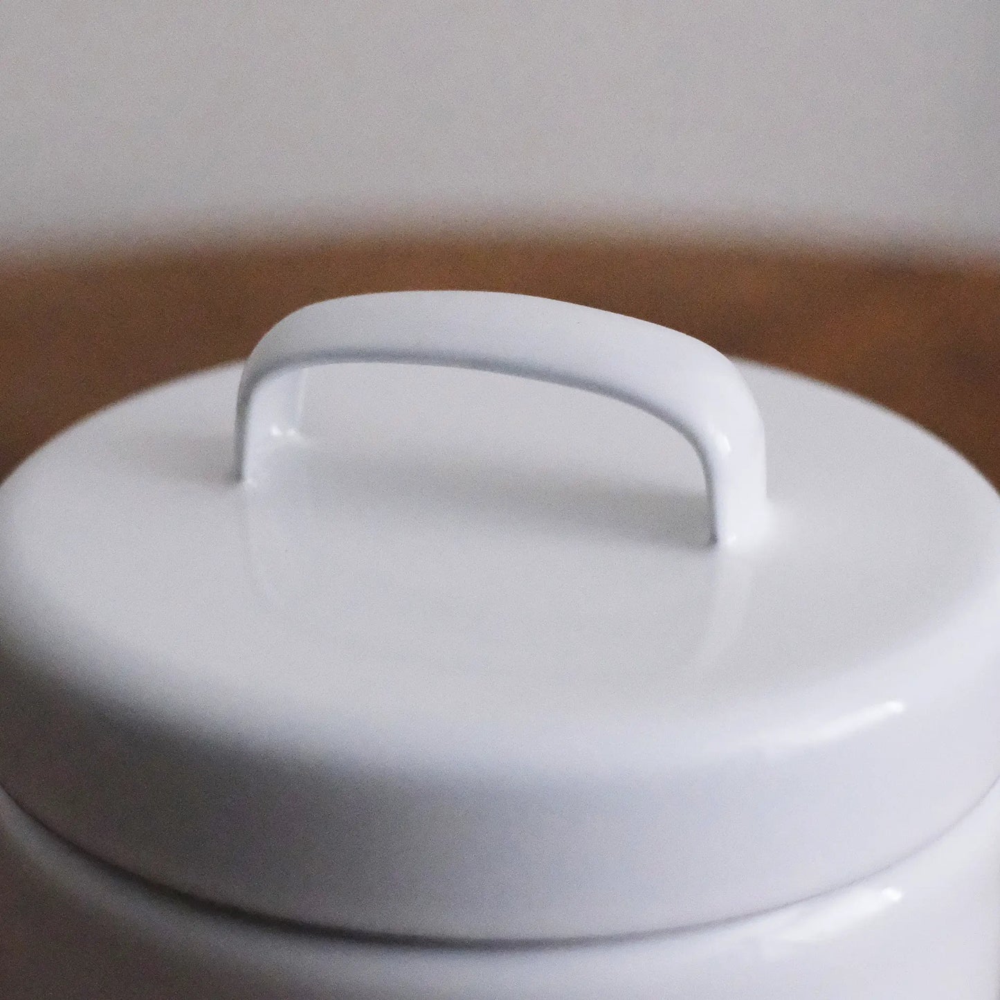 
                  
                    ホーローラウンドキャニスター
                  
                