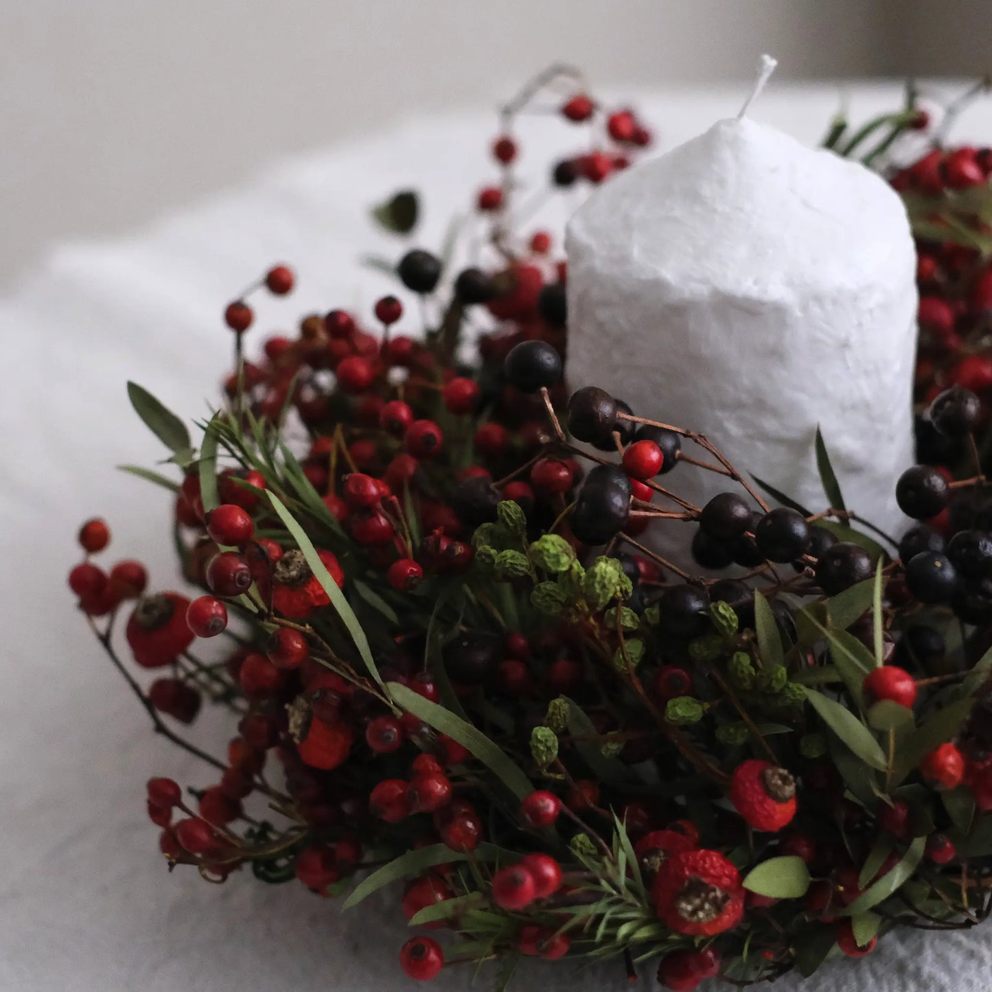 
                  
                    ４種の木の実のリース (L)
                  
                