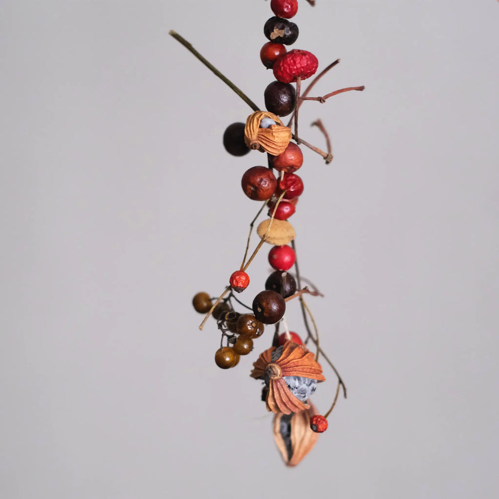 
                  
                    木の実のガーランド B (3本セット)
                  
                