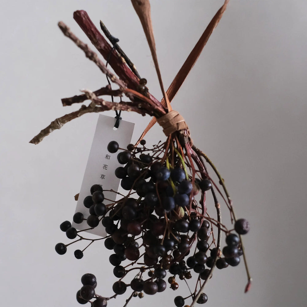 
                  
                    黒い実のスワッグ(山葡萄蔓)
                  
                