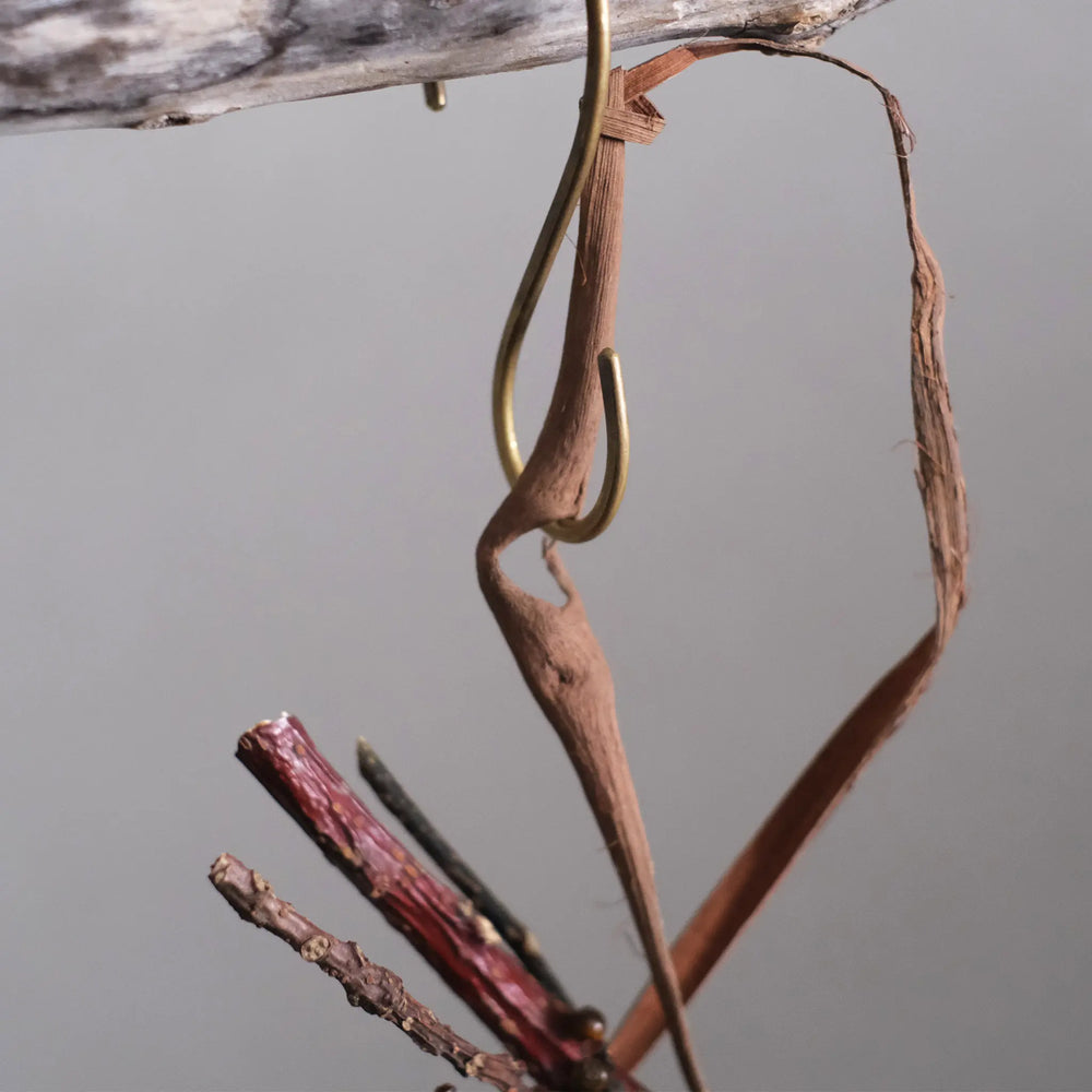 
                  
                    黒い実のスワッグ(山葡萄蔓)
                  
                