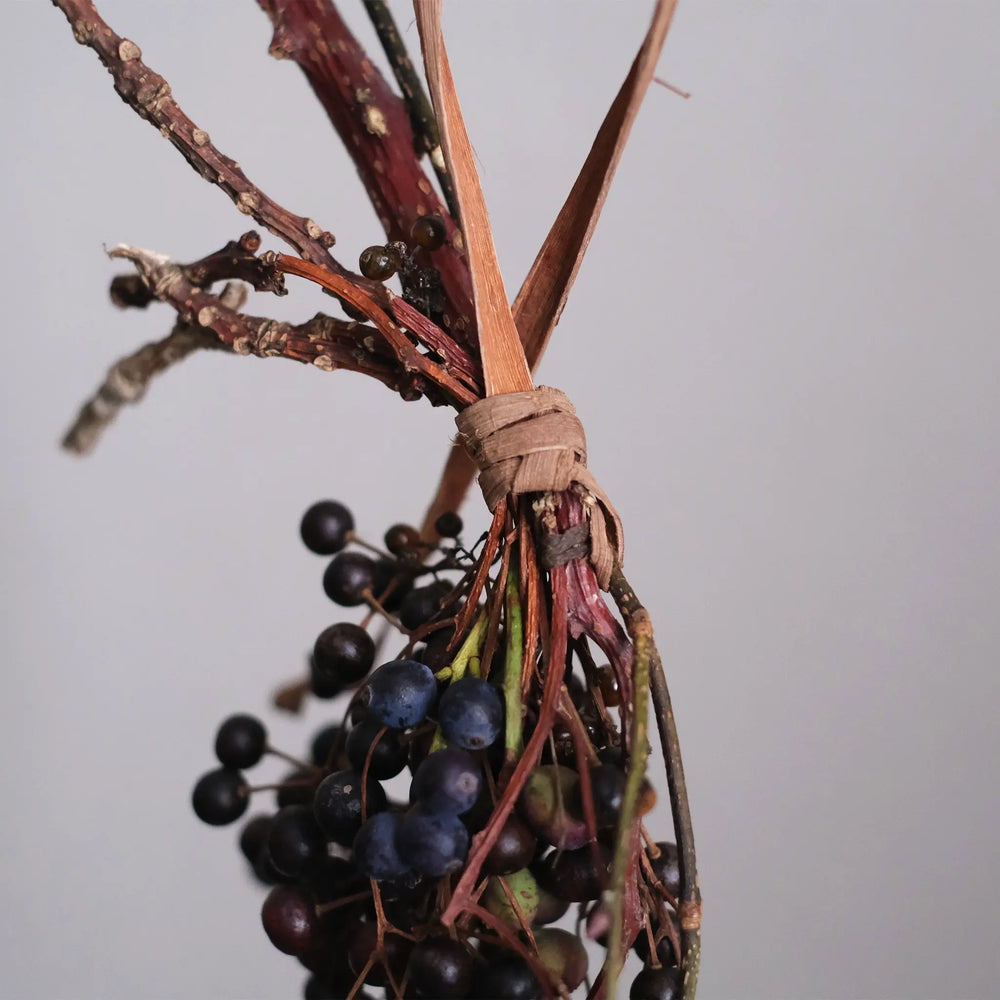 
                  
                    黒い実のスワッグ(山葡萄蔓)
                  
                