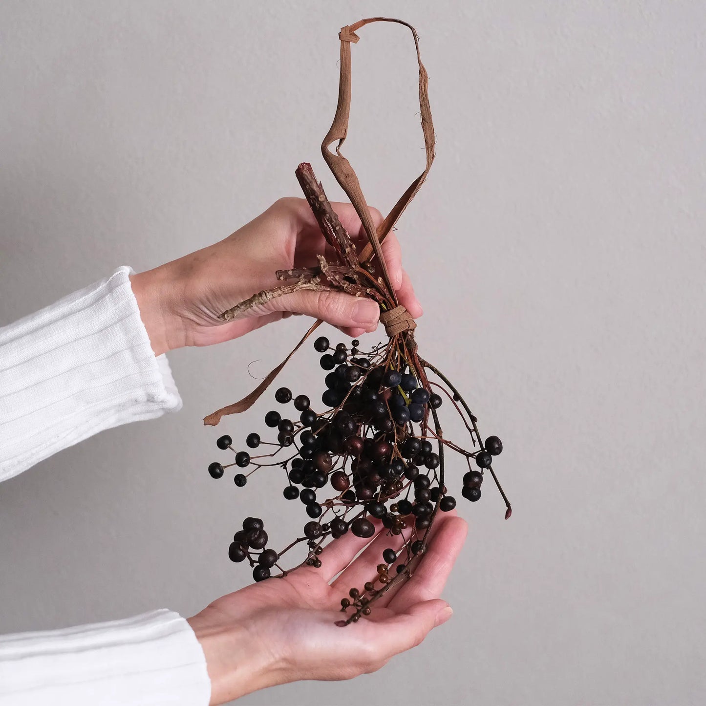 
                  
                    黒い実のスワッグ(山葡萄蔓)
                  
                