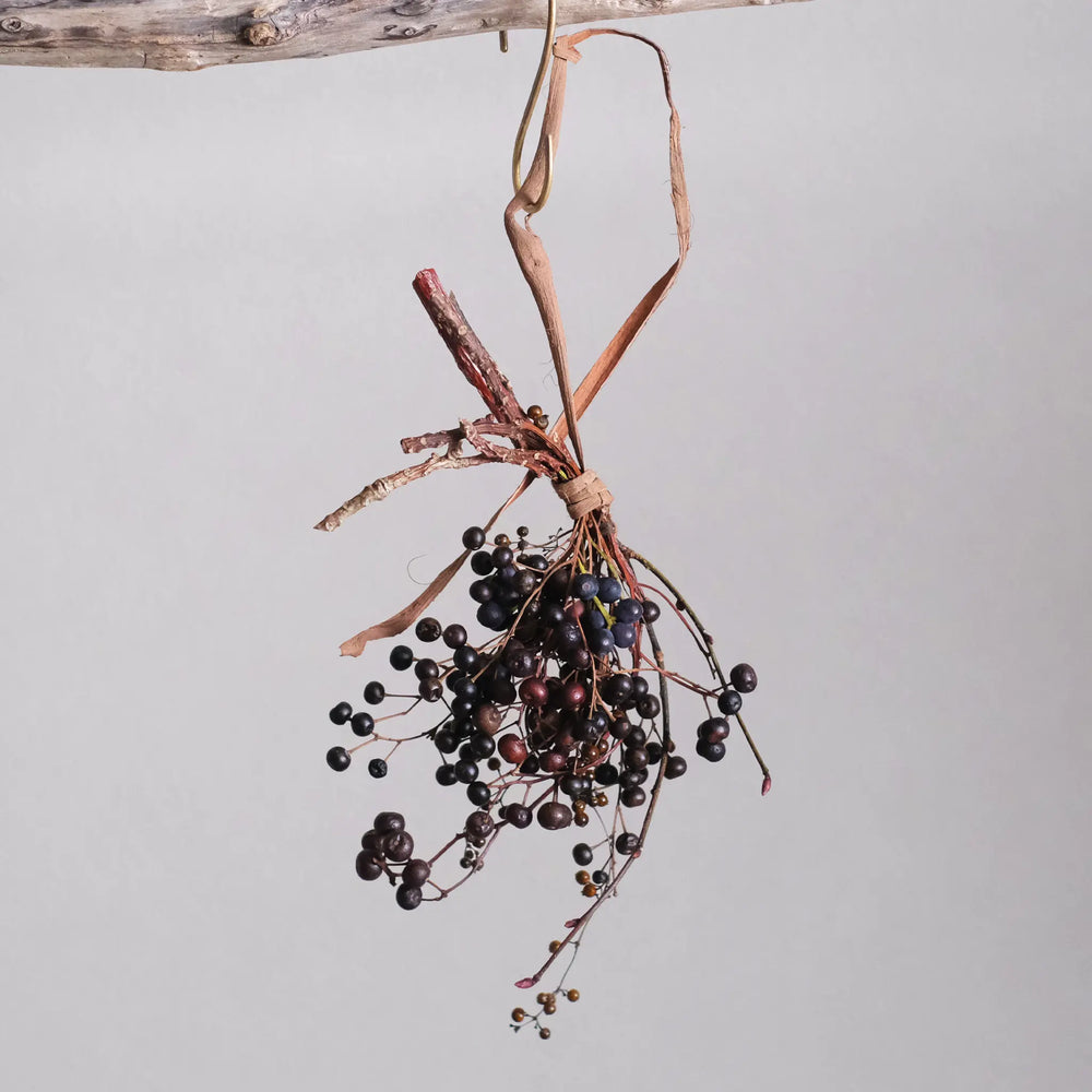 黒い実のスワッグ(山葡萄蔓)