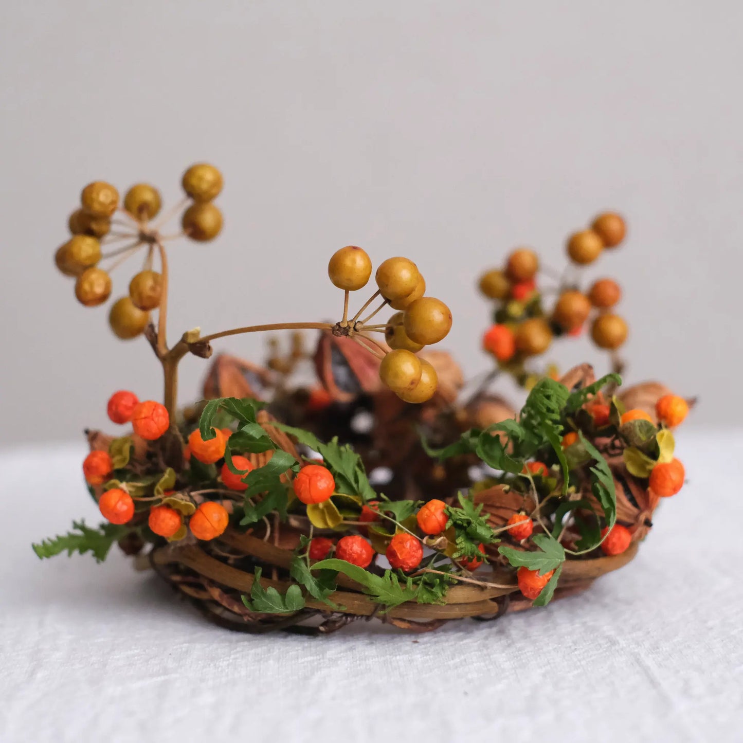 
                  
                    オレンジカラーの木の実のリース
                  
                