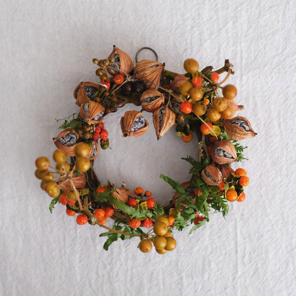 オレンジカラーの木の実のリース