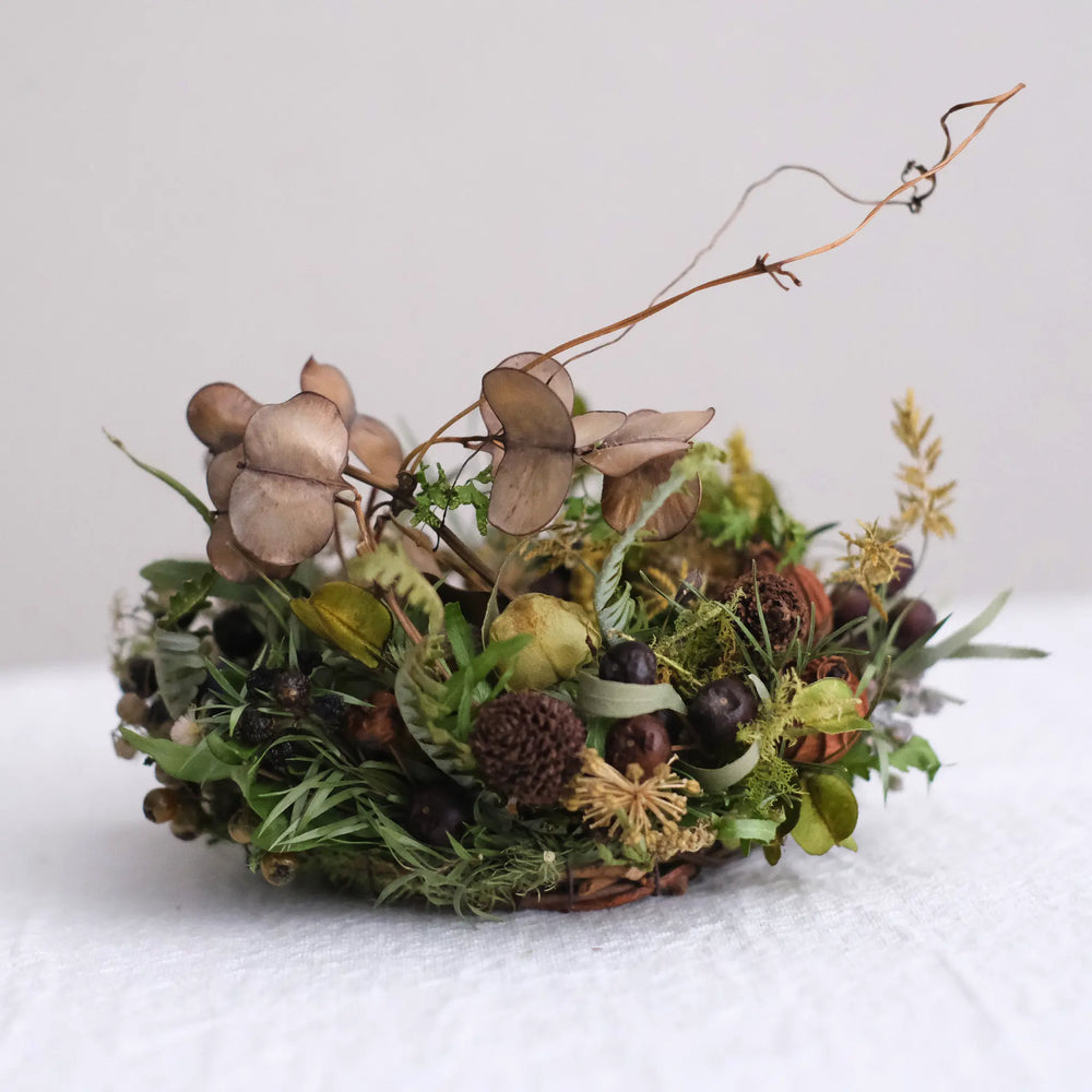 
                  
                    冬の野山のリース
                  
                