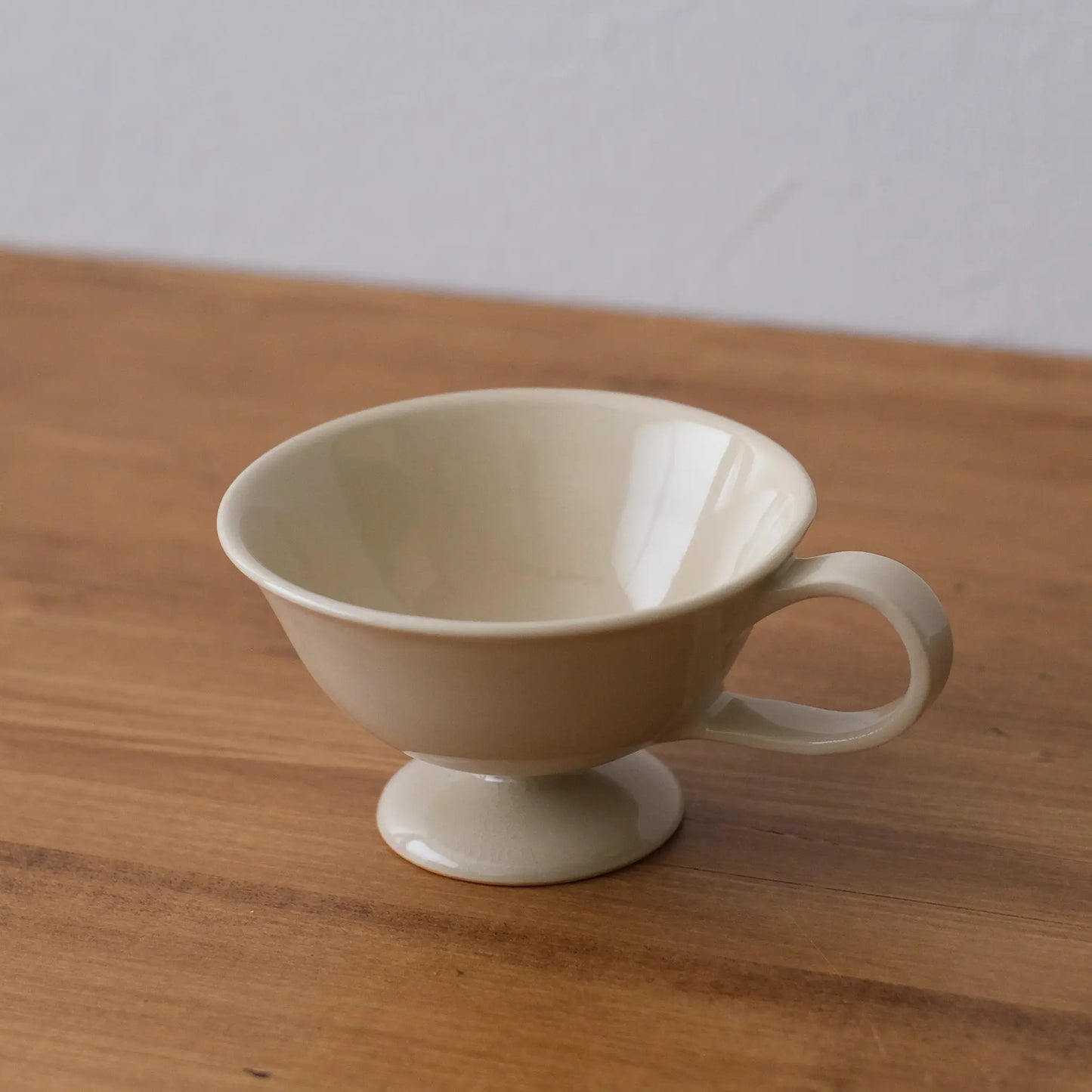 
                  
                    Cup with legs
                  
                