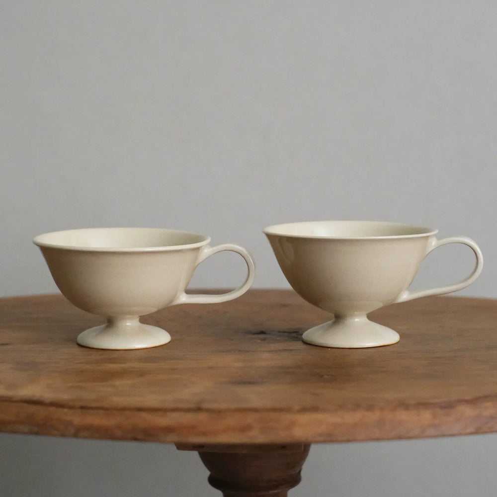 
                  
                    Cup with legs
                  
                