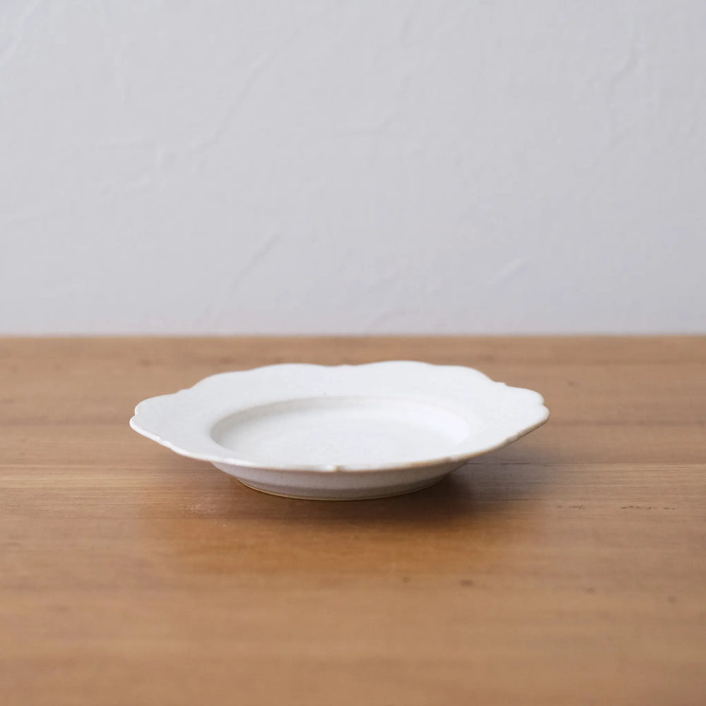 
                  
                    Flower-shaped small plate (white)
                  
                