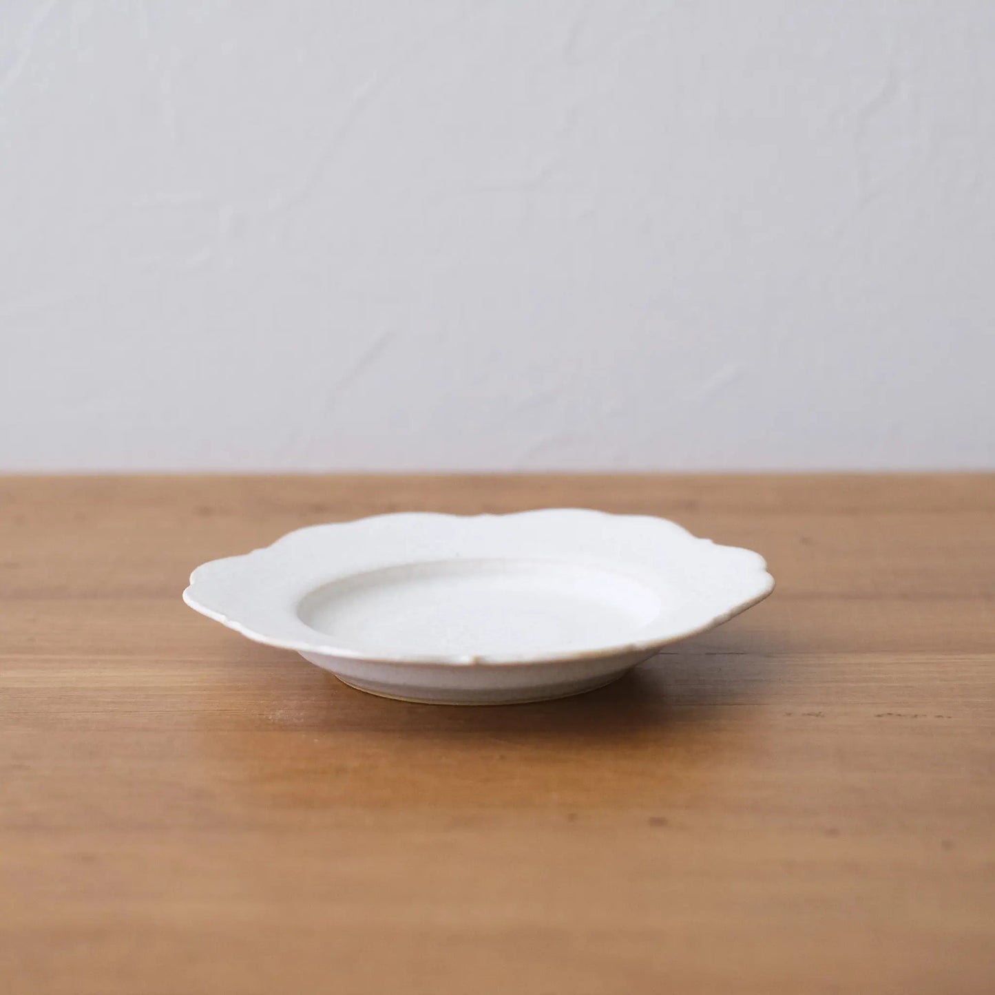 
                  
                    Flower-shaped small plate (white)
                  
                