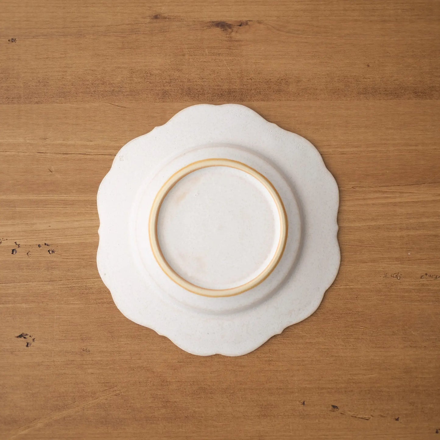 
                  
                    Flower-shaped small plate (white)
                  
                