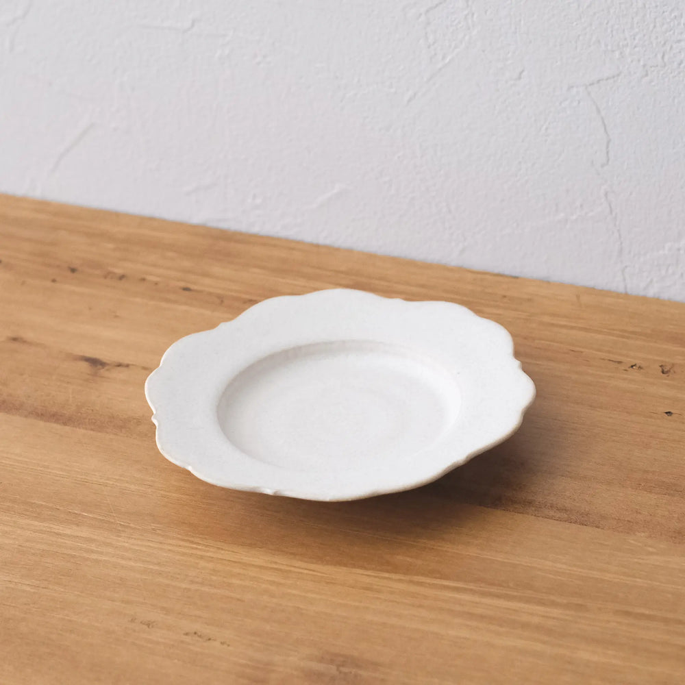 
                  
                    Flower-shaped small plate (white)
                  
                