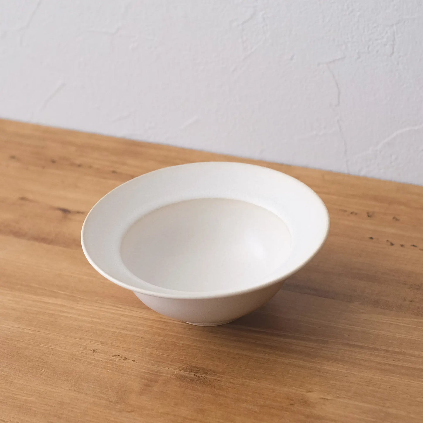 
                  
                    Straw Hat Pot (White)
                  
                