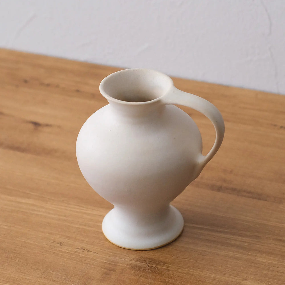 
                  
                    Small vase, white (A)
                  
                