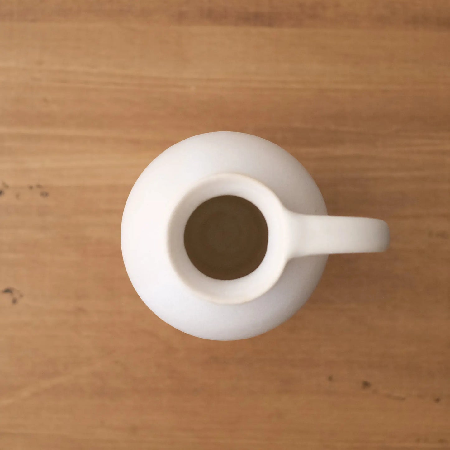 
                  
                    Small vase, white (B)
                  
                
