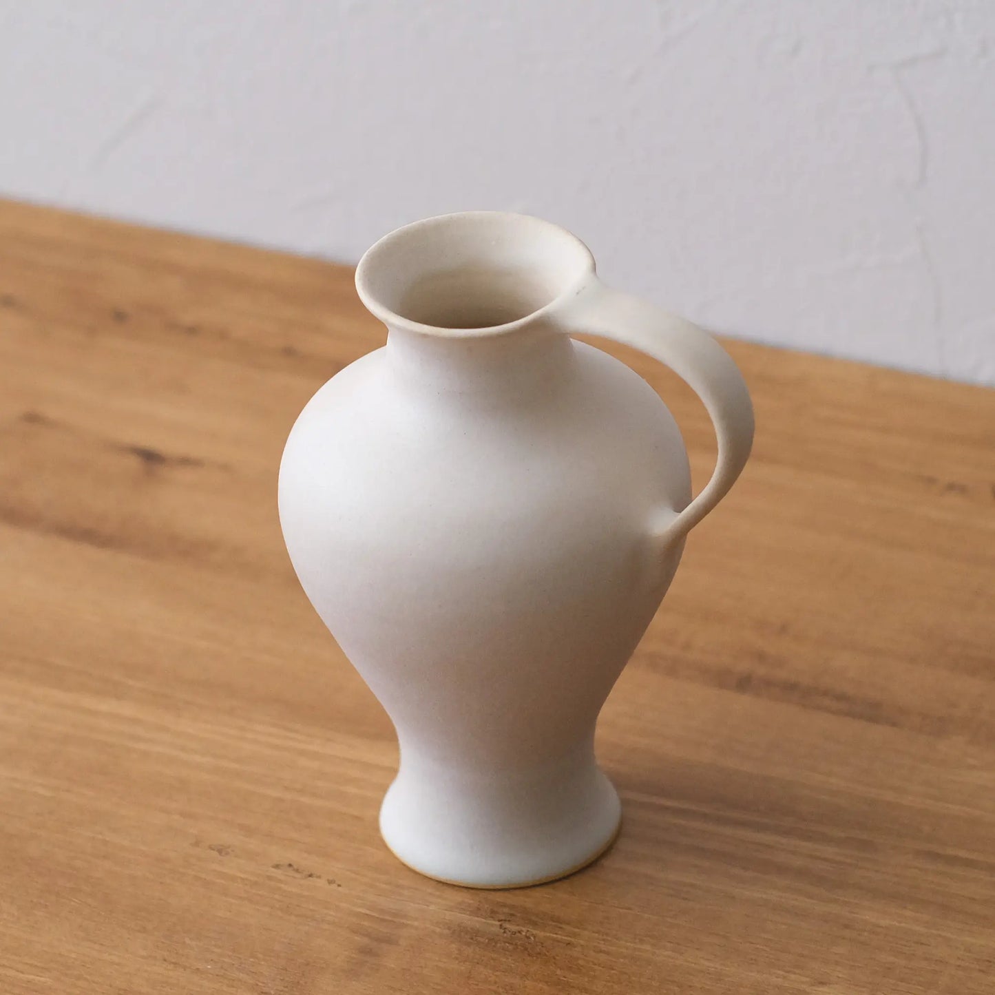 
                  
                    Small vase, white (B)
                  
                