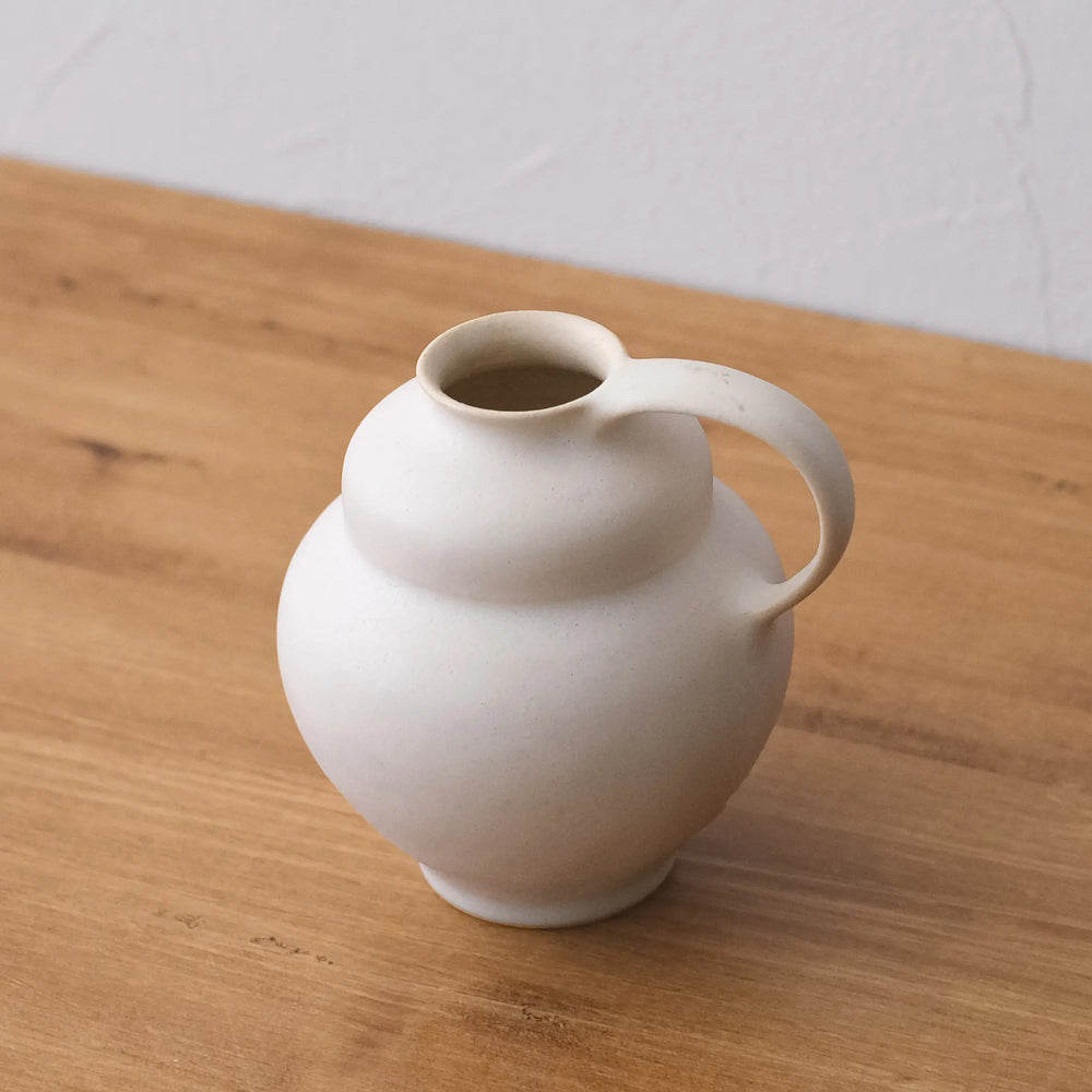 
                  
                    Small vase, white (C)
                  
                