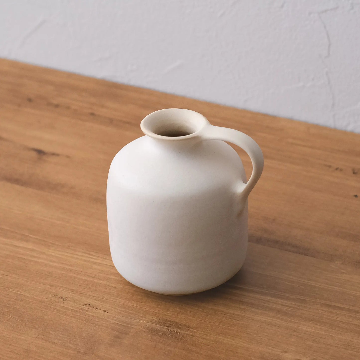 
                  
                    Small vase, white (D)
                  
                
