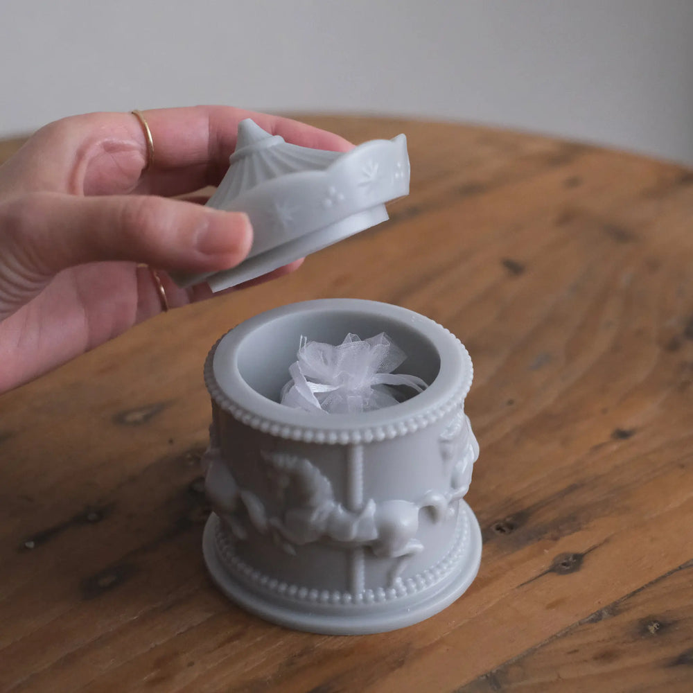 
                  
                    メリーゴーランド ランタン (グレー)
                  
                