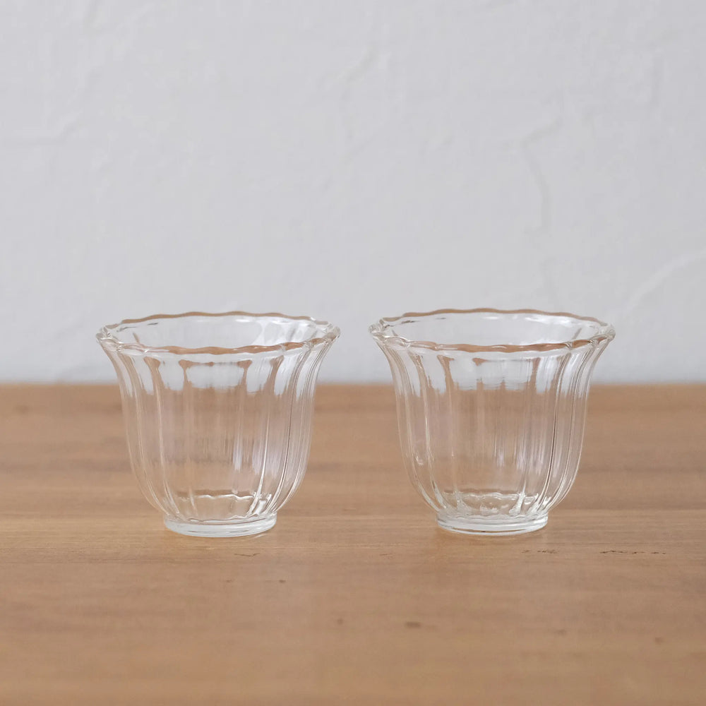 
                  
                    Heat-resistant teacup with a petal pattern.
                  
                