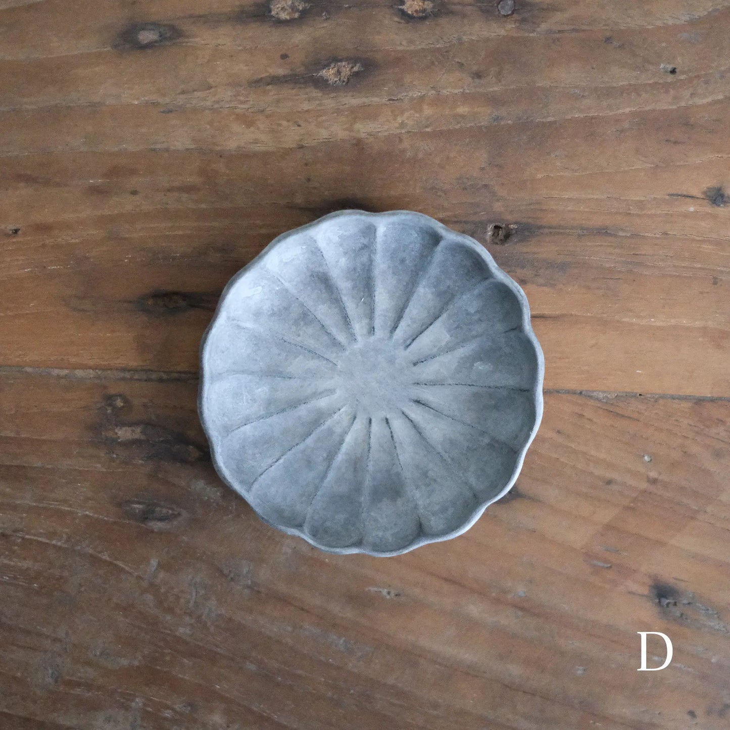 
                  
                    floral rim plate
                  
                