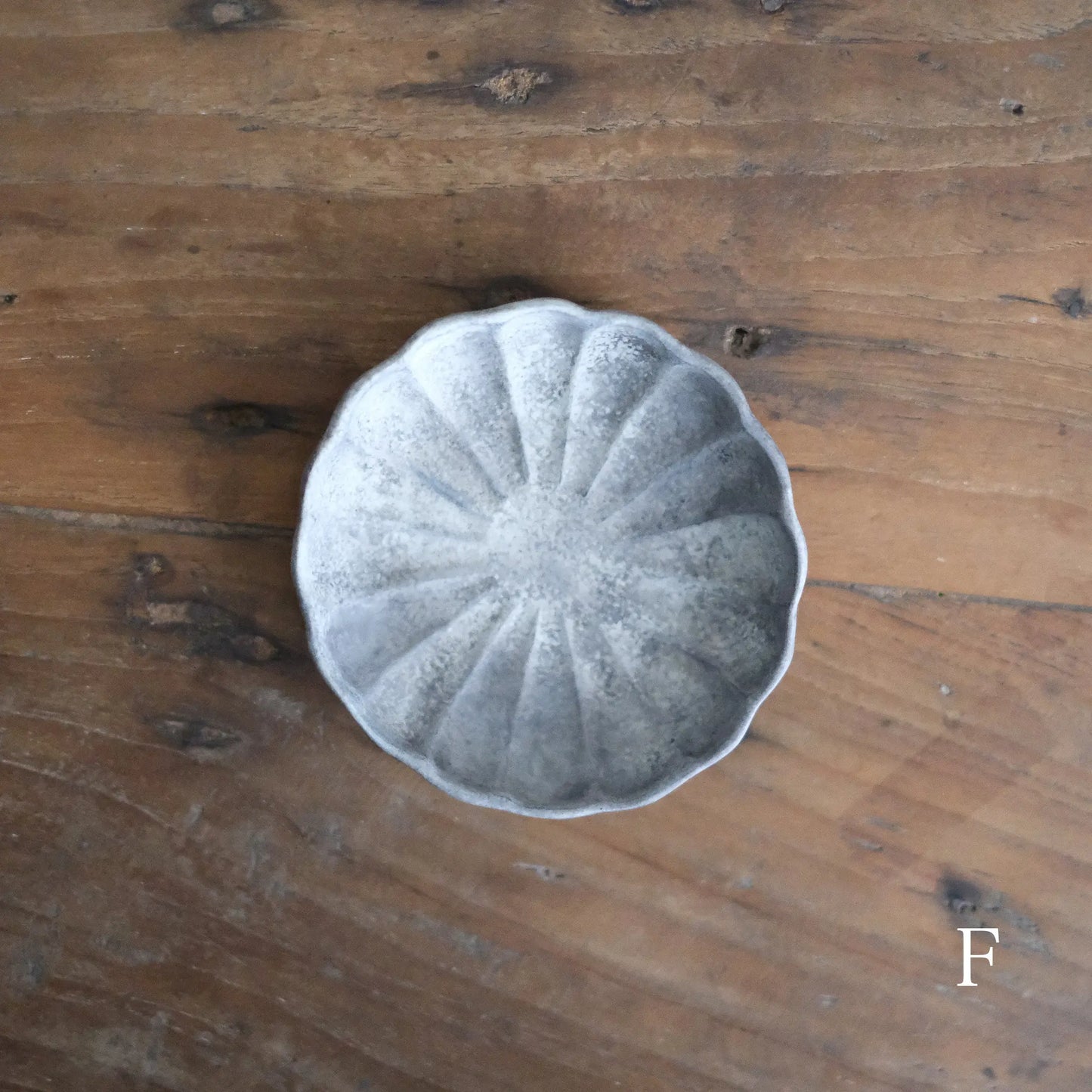 
                  
                    floral rim plate
                  
                