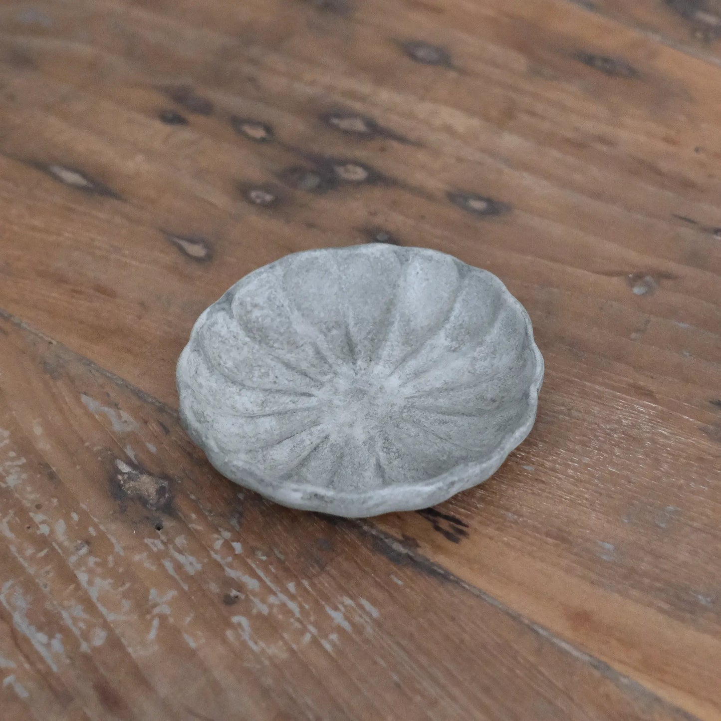 
                  
                    floral rim plate
                  
                