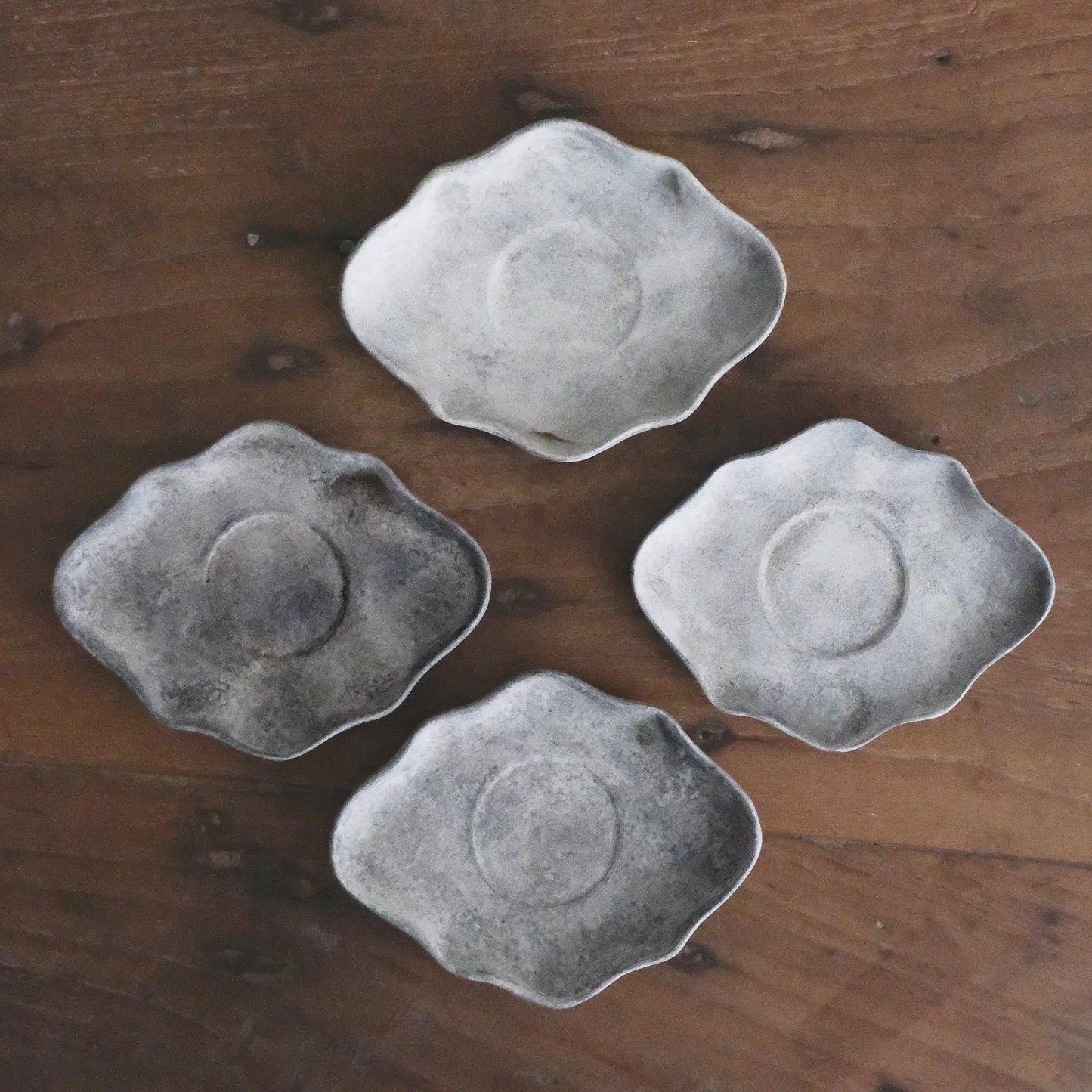 
                  
                    茶托
                  
                